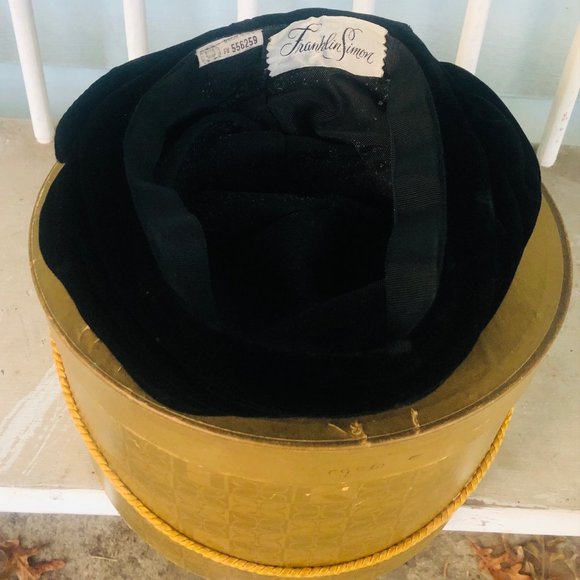 VINTAGE Women\'s Black Velvet Hat in Vintage Hochild-Kohn Hat Box main image 2